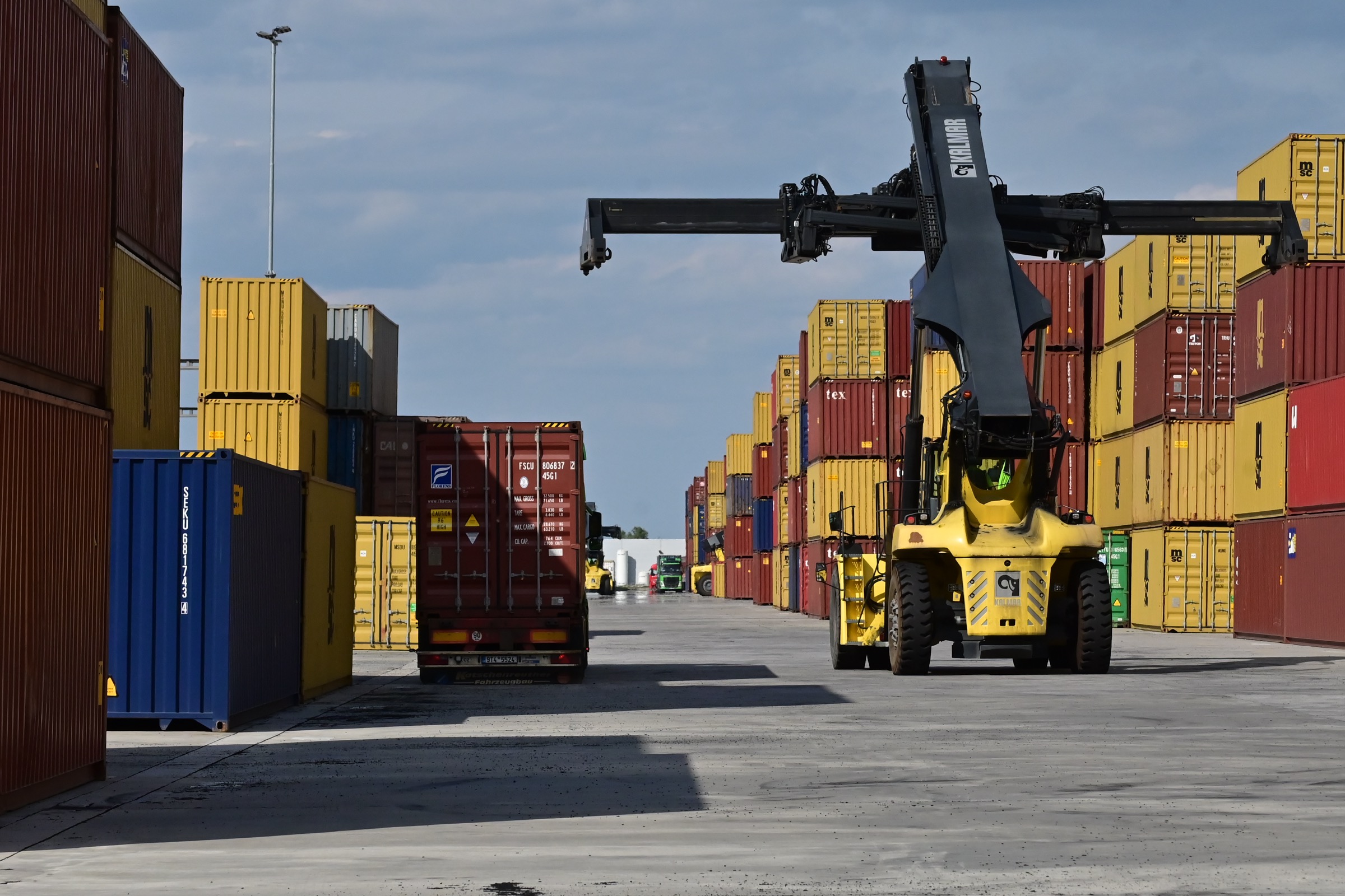 Kalmar a kamion mezi kontejnery v Terminálu Mošnov